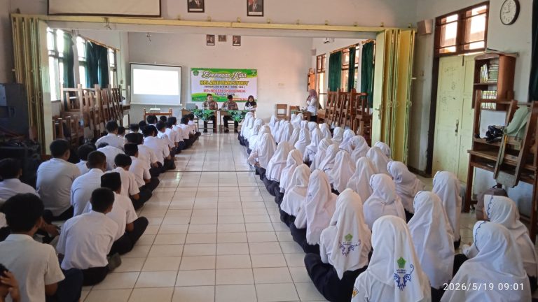 Siswa Kelas VIII MTsN 1 Purworejo Ikuti Pelatihan TOT AI Ready ASEAN Bersama Tim SDM Polres Purworejo