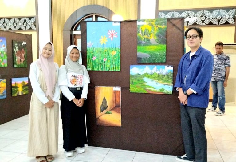 Siswa MTsN 1 Purworejo “Feby dan Saraswati” Tampil di Pameran Seni Lukis Tingkat Kabupaten, Diapresiasi Kadinas Dindikbud Purworejo