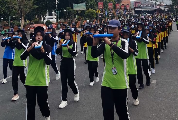 MTs Negeri 1 Purworejo Peringati HAORNAS 2026 dengan Jalan Sehat dan Aksi Bersih Alun-alun